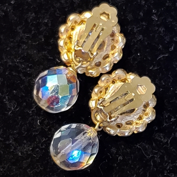 Vintage goldtone clip-on earrings flower center with ab stones and ab beads - Picture 5 of 11